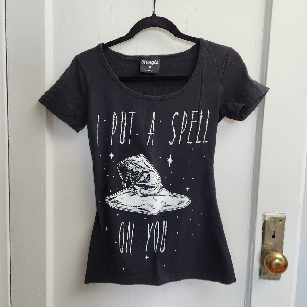 Restyle Black Graphic Tee Goth Witch Hat Design Halloween Sz S